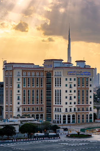 Emirates Hospital Sunset 2 | Dr. Paul Macnamara consulting a knee replacement patient in Dubai